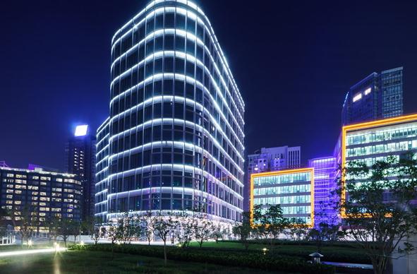 以下幾個標題供您參考：
1. 建筑亮化：點亮城市夜景的絢麗風景
2. 聚焦建筑亮化，繪就城市夜景美畫卷
3. 建筑亮化——塑造城市夜景亮麗景觀
