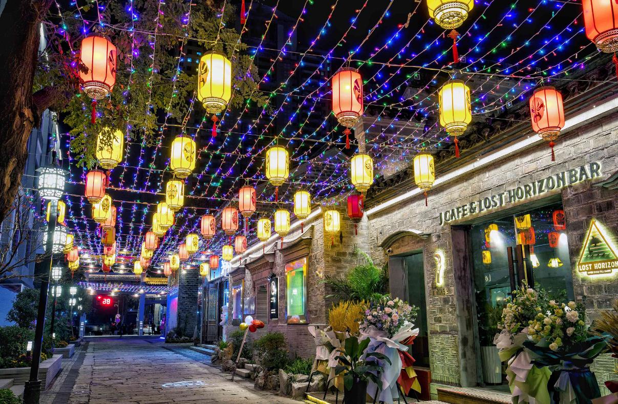 以下幾個標(biāo)題供您參考：
1. 商業(yè)街亮化工程 點(diǎn)亮夜間經(jīng)濟(jì)亮點(diǎn)
2. 聚焦商業(yè)街亮化 打造夜間經(jīng)濟(jì)亮點(diǎn)
3. 商業(yè)街亮化：全力打造夜間經(jīng)濟(jì)亮點(diǎn)
