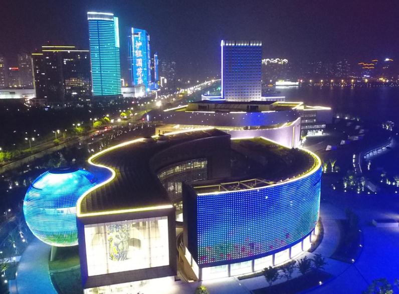 以下幾個標題供您參考：
1. 科技感樓體亮化 點亮美好城市
2. 科技感賦能樓體亮化 扮靚城市
3. 聚焦科技感樓體亮化 打造美好城市