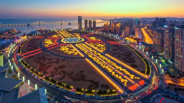 以下幾個標題供您參考：
1. 戶外景觀亮化 引領豐富城市夜景
2. 引領城市夜景 戶外景觀亮化來襲
3. 戶外景觀亮化——城市夜景引領者