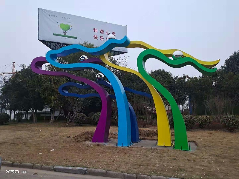 景觀雕塑設(shè)計(jì)公司：制作不銹鋼雕塑一般要選擇哪個(gè)廠家