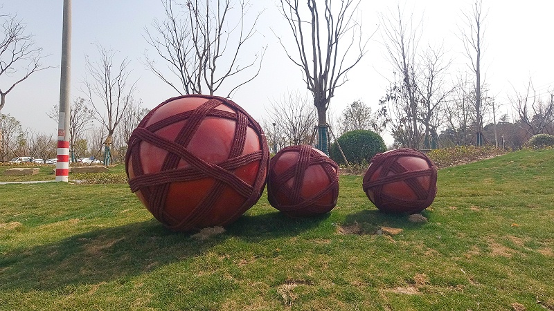 雕塑設(shè)計(jì)公司：卡通雕塑的特色及材質(zhì)-蘇昌標(biāo)識(shí)，行業(yè)經(jīng)驗(yàn)15年，為400+企業(yè)或市政單位提供標(biāo)識(shí)系統(tǒng)解決方案。