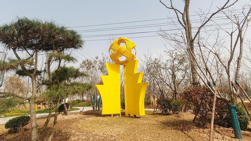 雕塑設(shè)計(jì)公司：卡通雕塑的特色及材質(zhì)-蘇昌標(biāo)識(shí)，行業(yè)經(jīng)驗(yàn)15年，為400+企業(yè)或市政單位提供標(biāo)識(shí)系統(tǒng)解決方案。