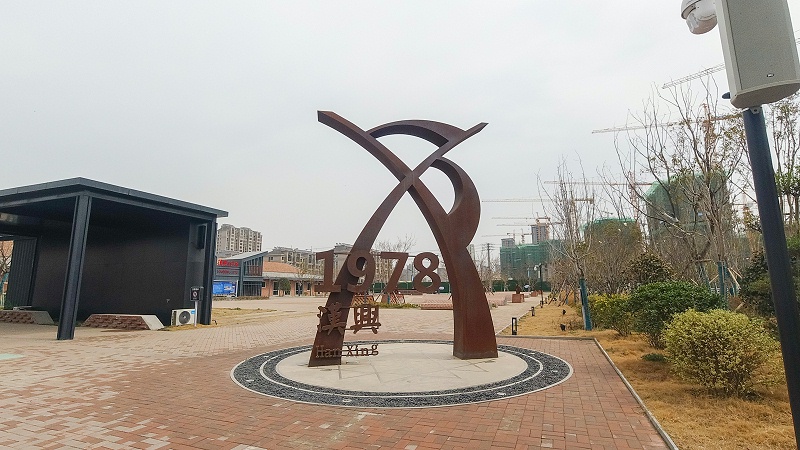 雕塑廠家：關(guān)于高端標識設(shè)計的幾點思考-蘇昌標識，行業(yè)經(jīng)驗15年，為400+企業(yè)或市政單位提供標識系統(tǒng)解決方案。
