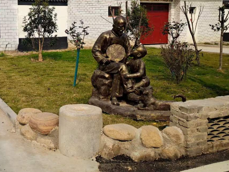 景觀雕塑設計公司：校園書童不銹鋼雕塑-蘇昌標識，行業(yè)經驗15年，為400+企業(yè)或市政單位提供標識系統(tǒng)解決方案。