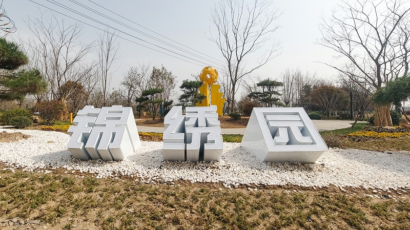 雕塑制作公司：雕塑泥形階段及玻璃鋼雕塑養(yǎng)護-蘇昌標(biāo)識，行業(yè)經(jīng)驗18年，為400+企業(yè)或市政單位提供標(biāo)識系統(tǒng)解決方案。