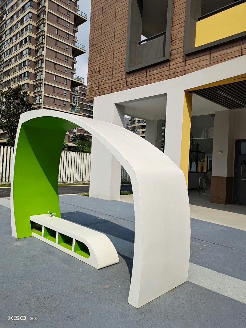 景觀雕塑廠家：校園雕塑的價格決定因素-蘇昌標(biāo)識，行業(yè)經(jīng)驗15年，為400+企業(yè)或市政單位提供標(biāo)識系統(tǒng)解決方案。